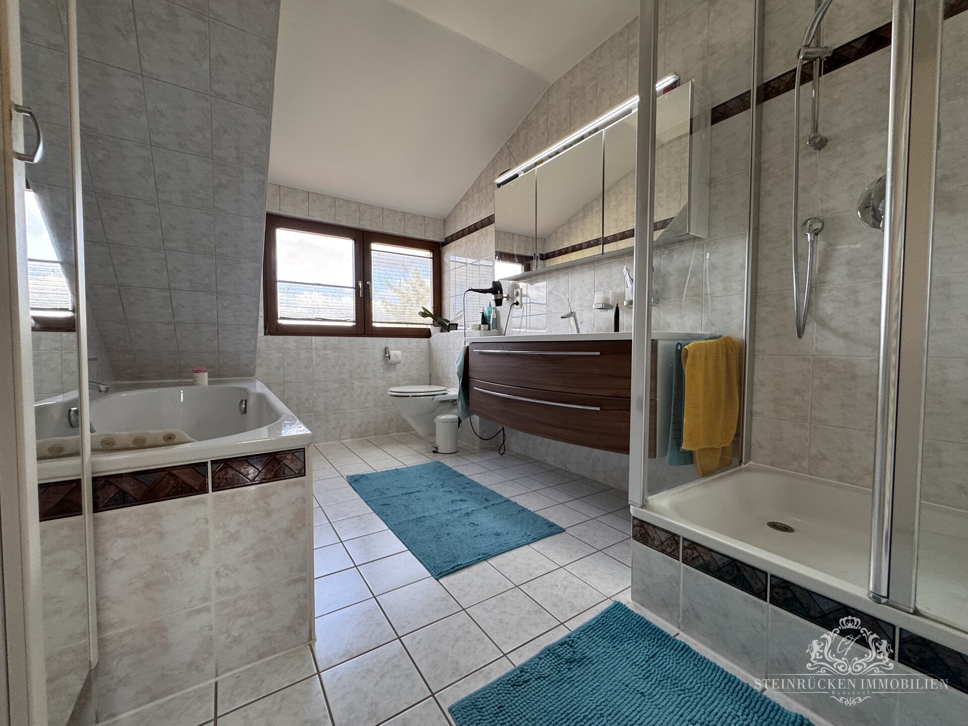 Badezimmer mit Wanne und Dusche