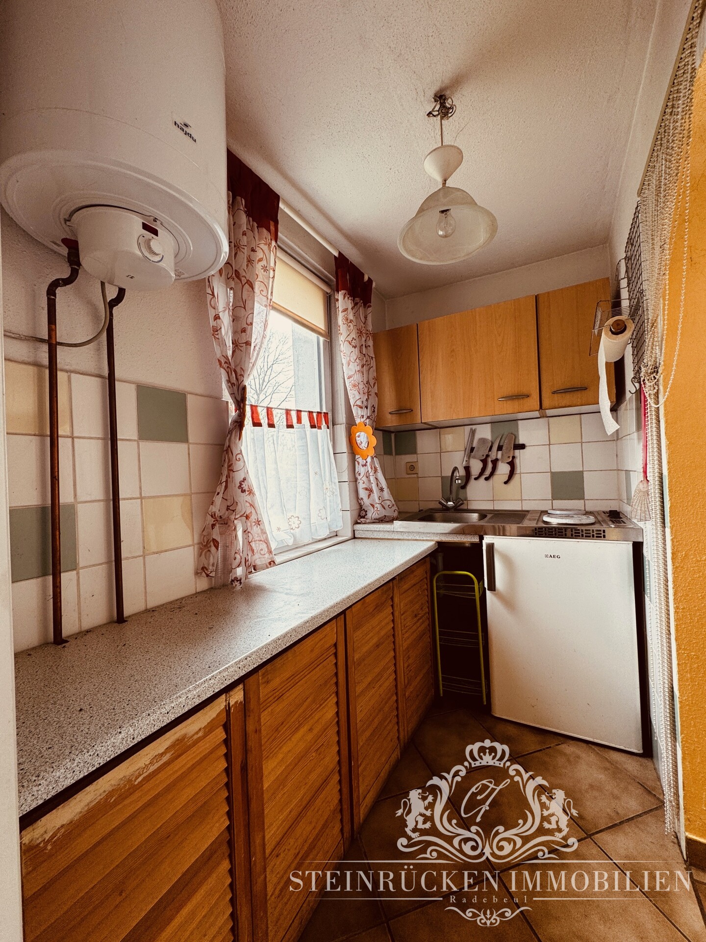 Küche mit Warmwasserboiler