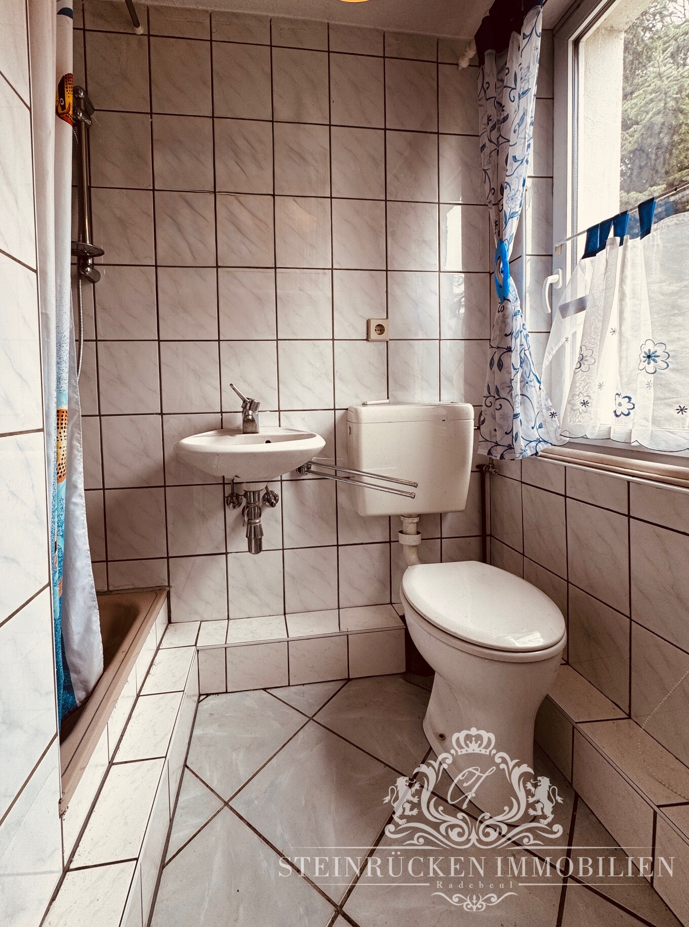 Dusche und WC mit Waschtisch