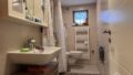 Badezimmer mit Dusche