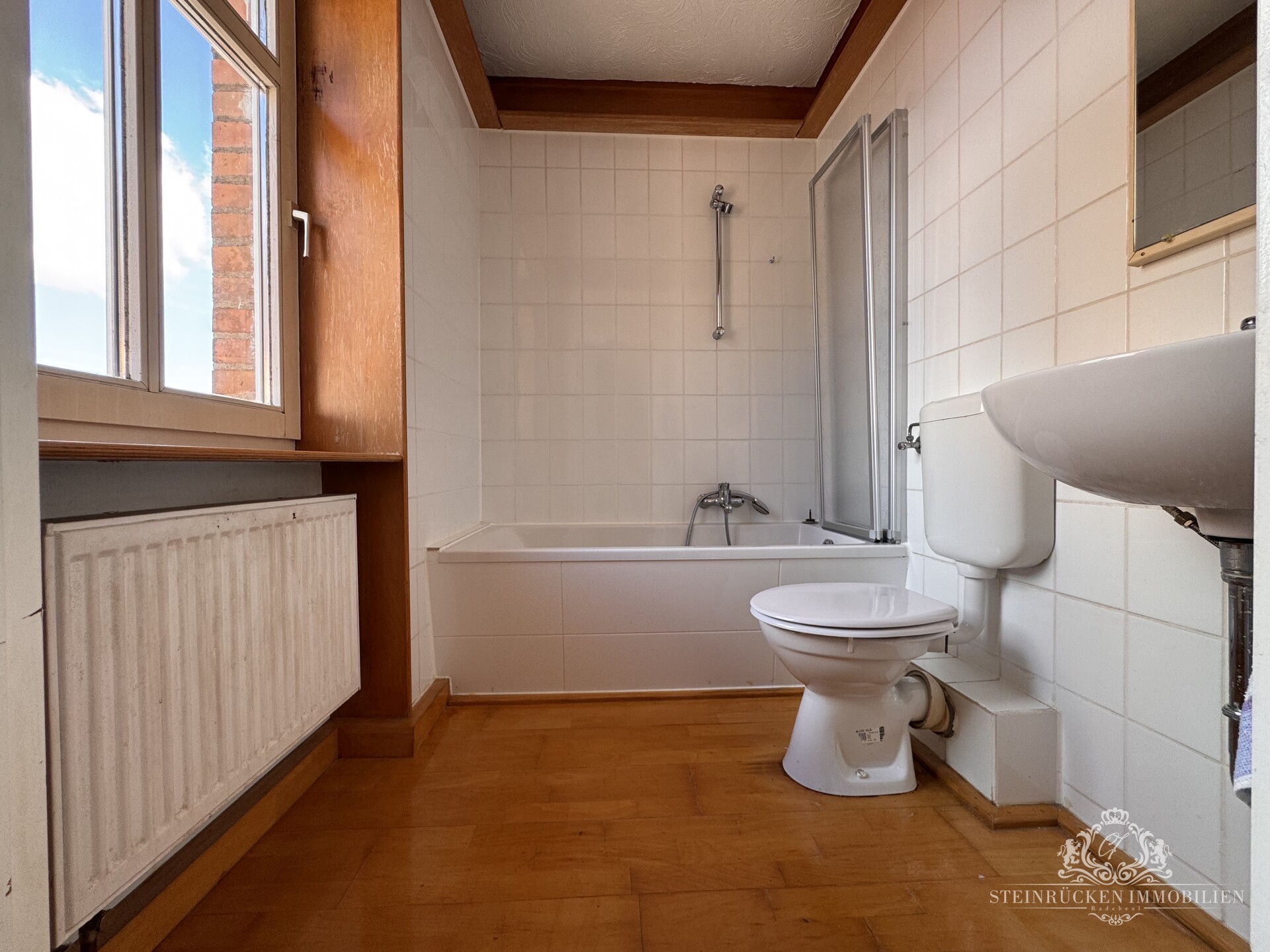 Badezimmer mit Badewanne