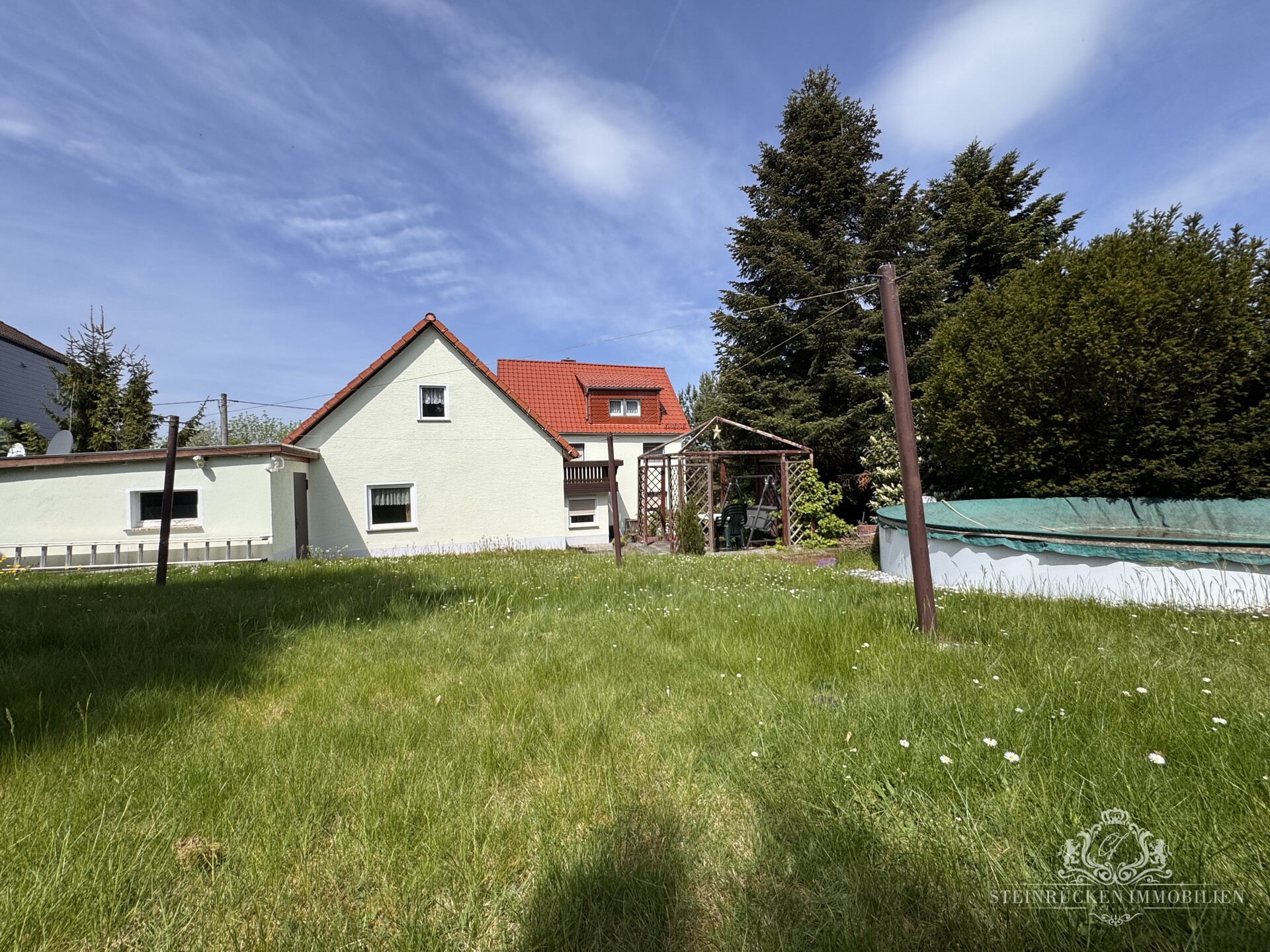 Garten mit beheizbarem Pool