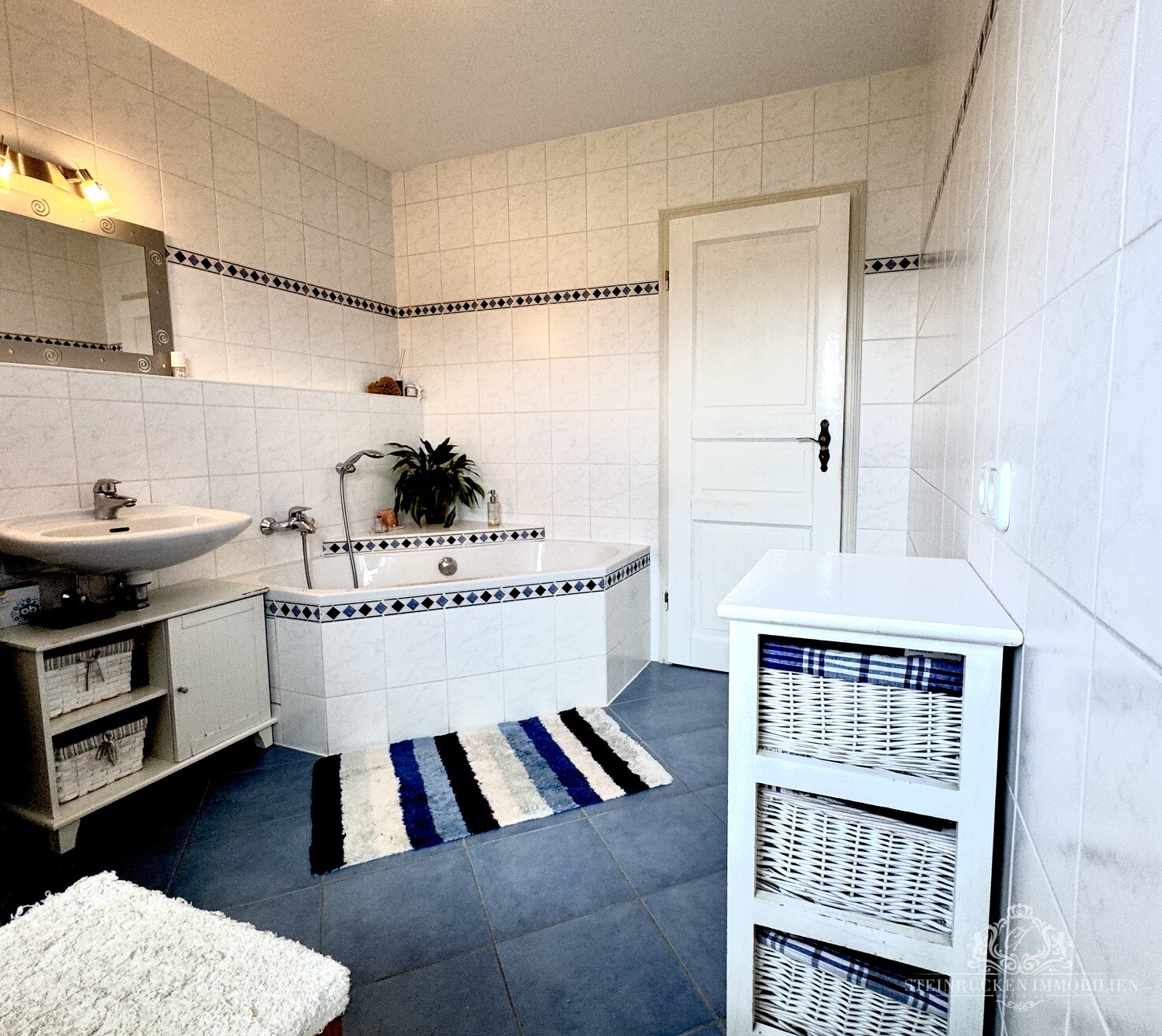 Badezimmer mit Badewanne-Obergeschoss