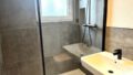Waschtisch & Dusche