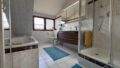 Badezimmer mit Wanne und Dusche