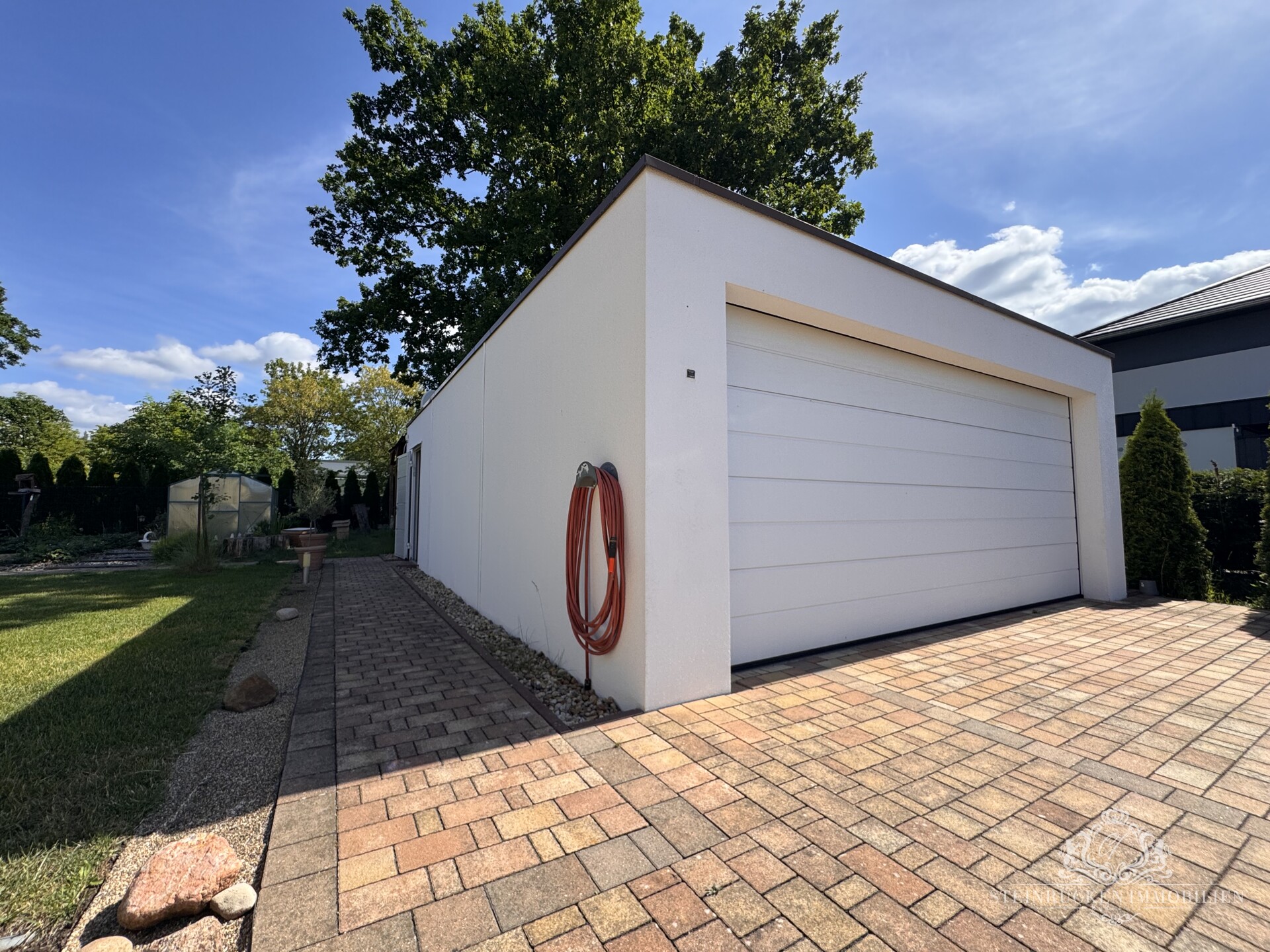 Doppelgarage mit Werkstatt