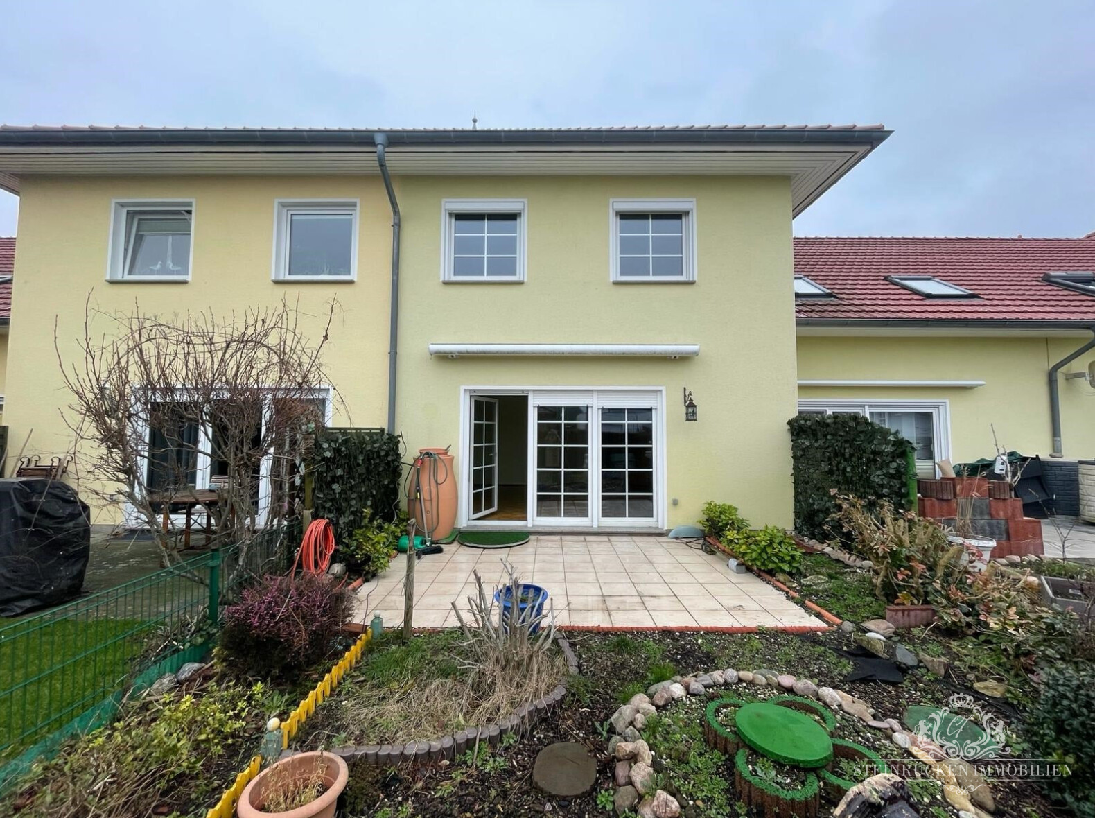 Terrasse mit Garten