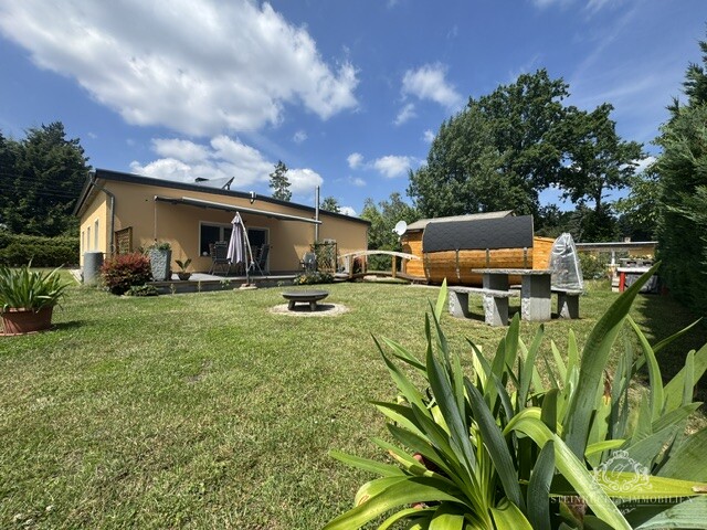 Ansicht Garten und Bungalow