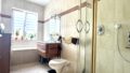 Tageslichtbadezimmer mit Badewanne und Dusche