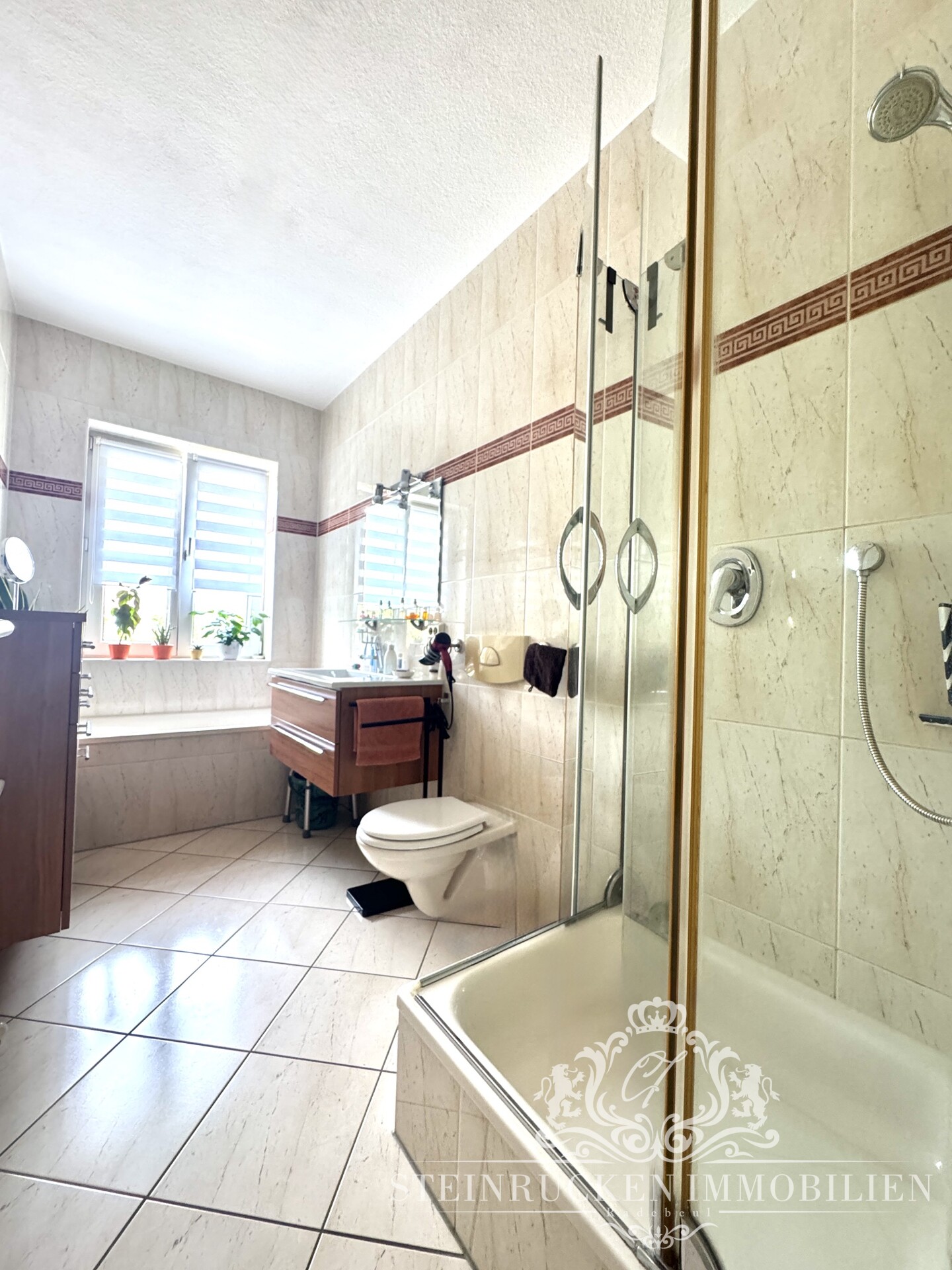 Tageslichtbadezimmer mit Badewanne und Dusche