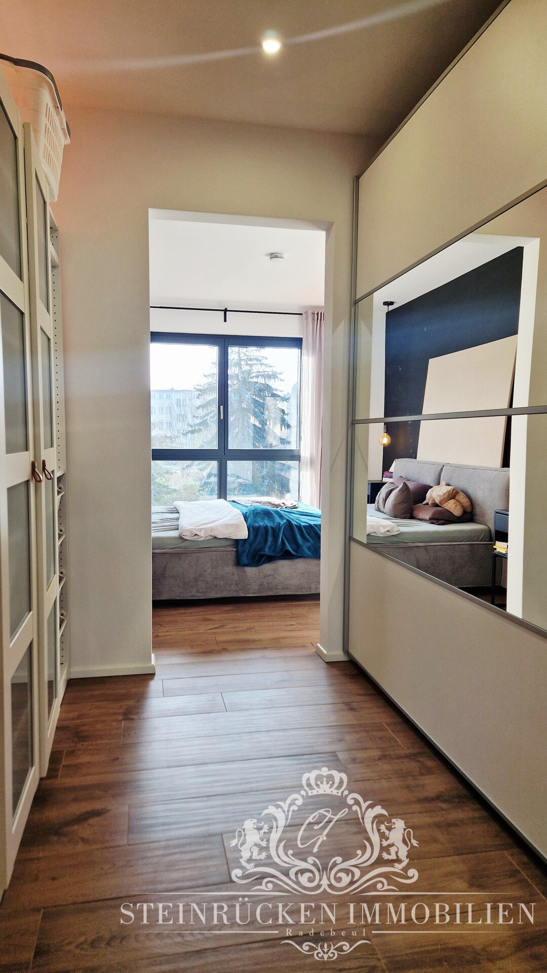 Hochwertige Ankleide mit Blick in den stilvollen Schlafbereich