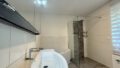 Badezimmer mit Dusche und Badewanne