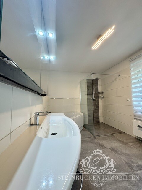 Badezimmer mit Dusche und Badewanne