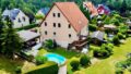 Hausansicht mit Pool und Carport