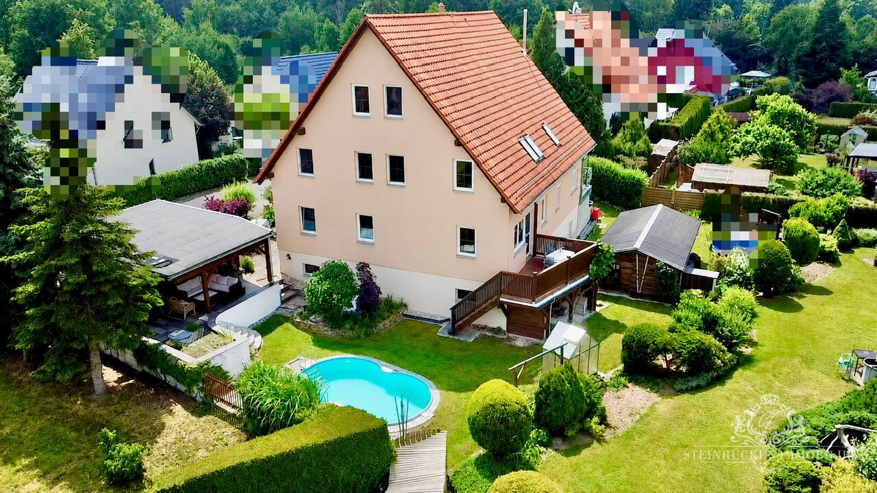 Hausansicht mit Pool und Carport