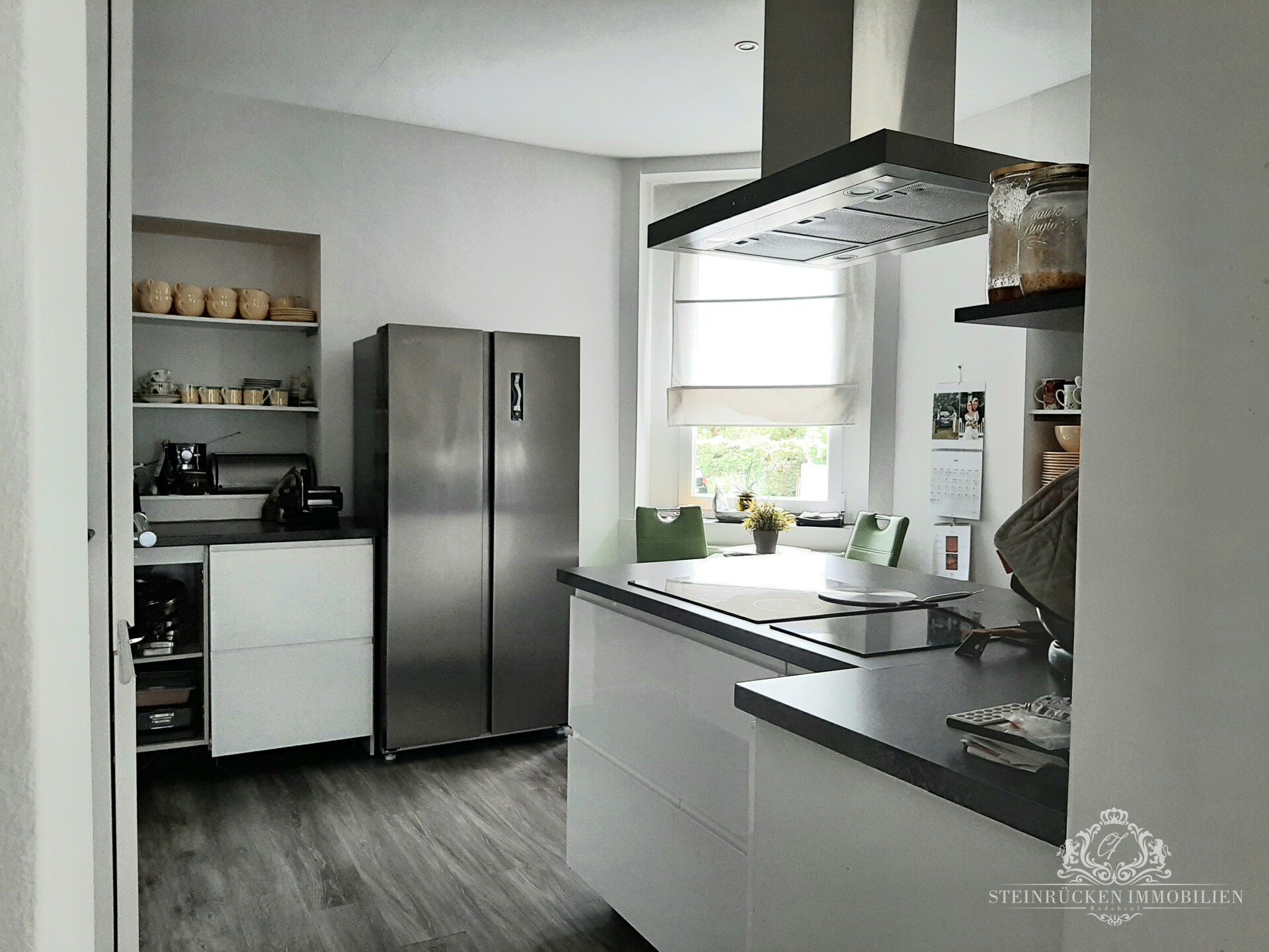 Hochwertige Küche mit freistehenden Kühlschrank...