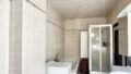EG Tageslichtbadezimmer mit Badewanne und Dusche