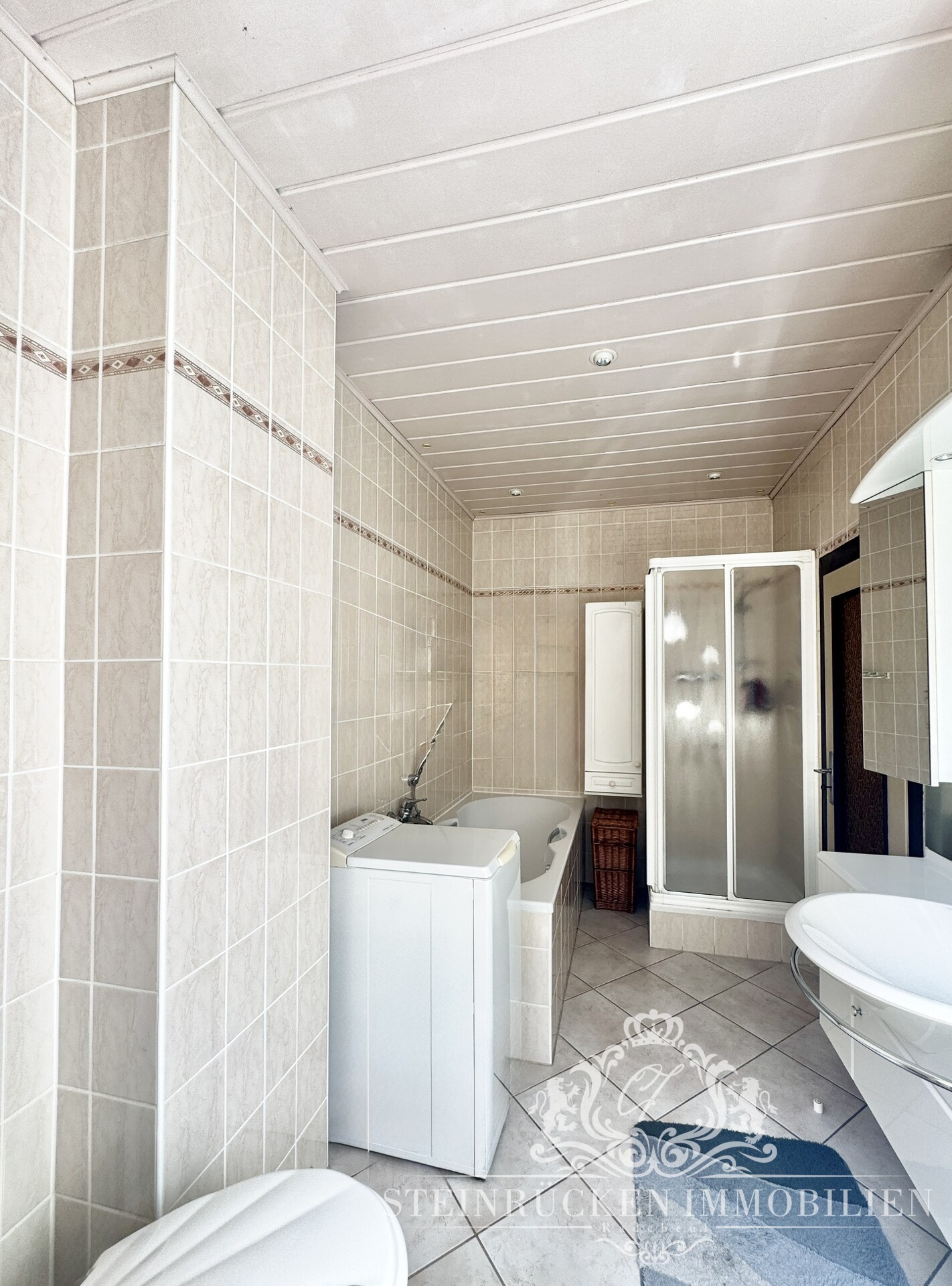 EG Tageslichtbadezimmer mit Badewanne und Dusche