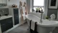 Badezimmer mit freistehender Wanne