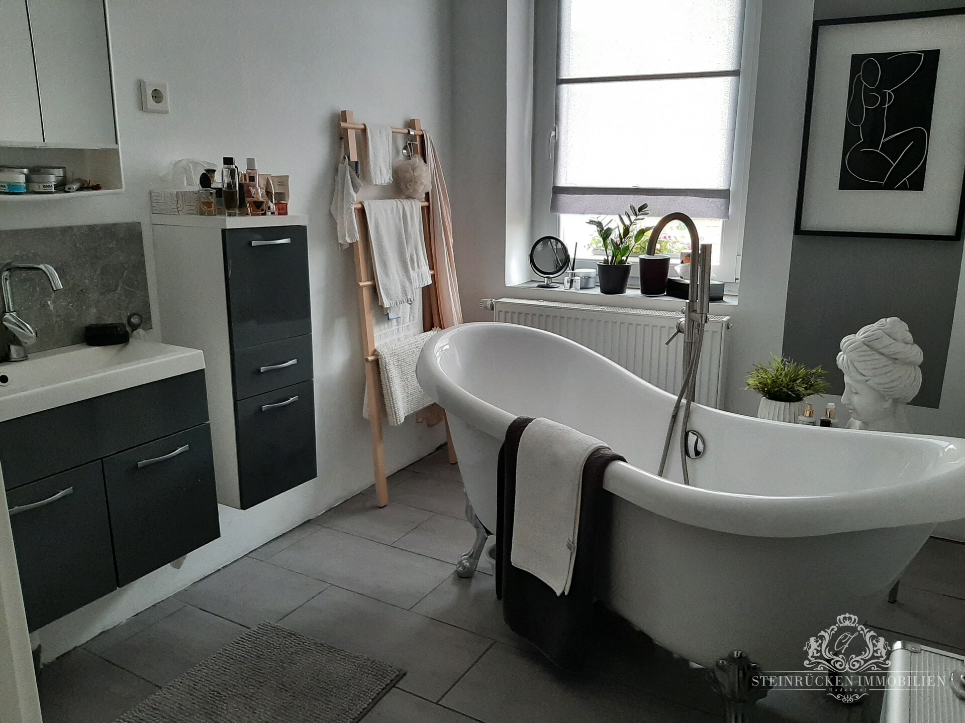Badezimmer mit freistehender Wanne