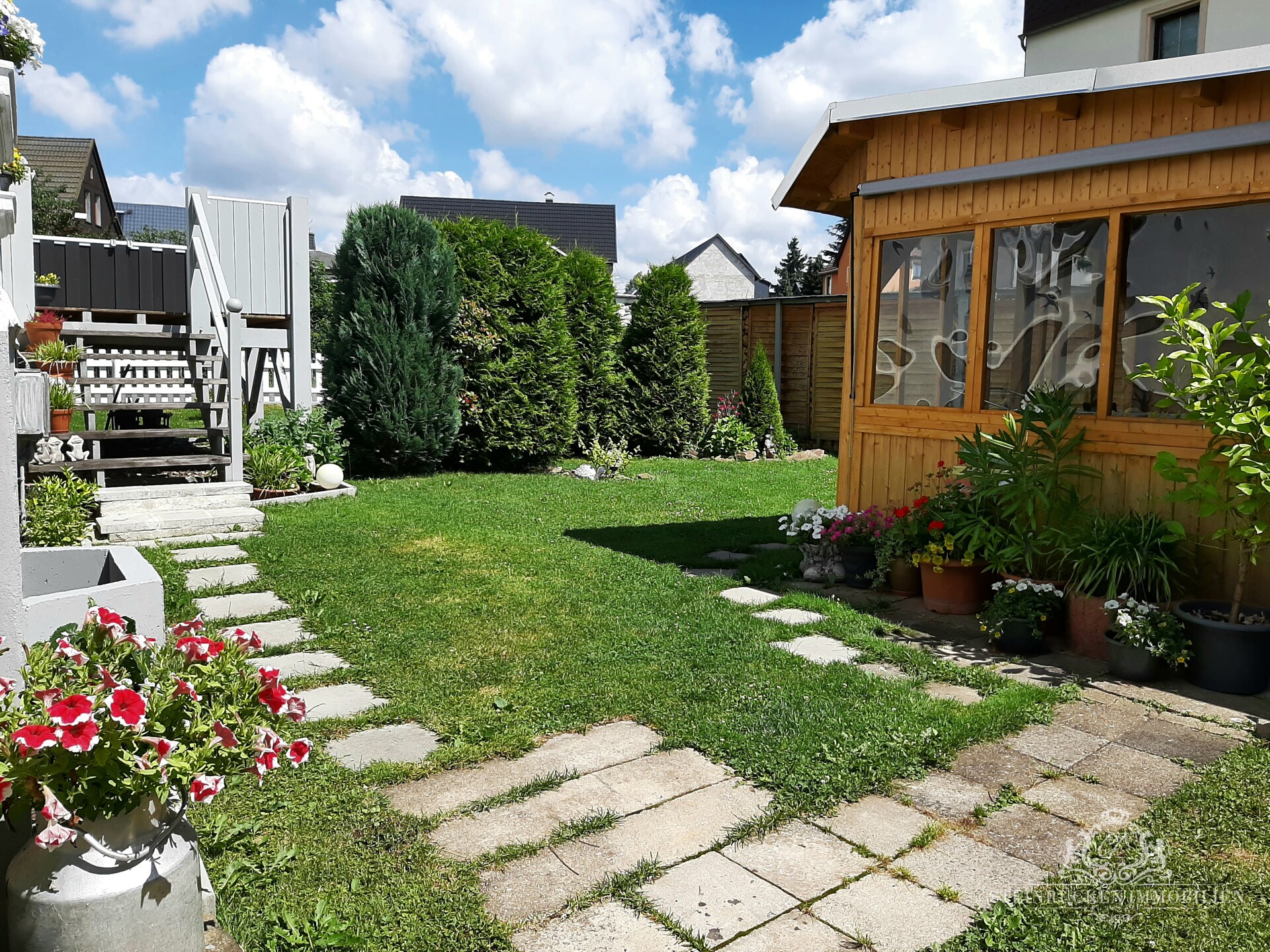 Außenbereich mit charmantem Gartenhäuschen