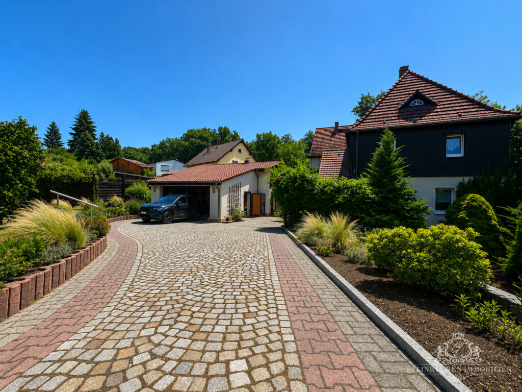 Hausansicht mit Garage 