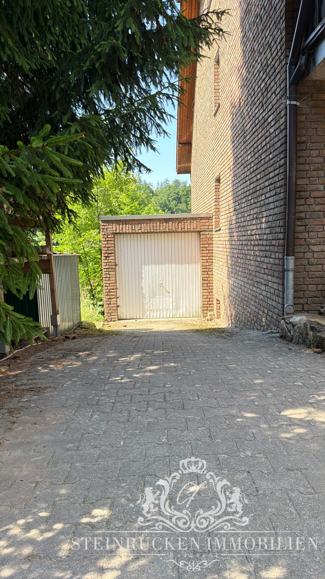 jeweils eine Garage an Giebelseiten