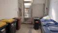 Müllbereich mit Straßenzugang
