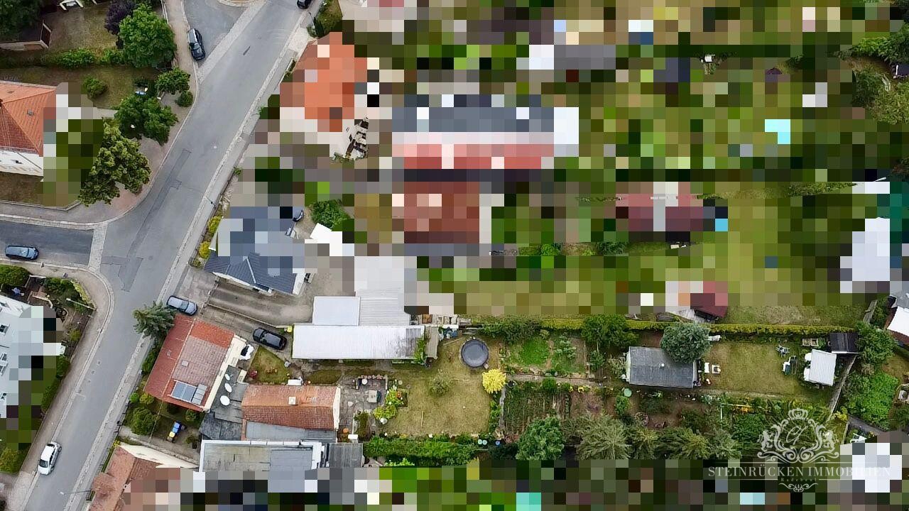 Grundstück.