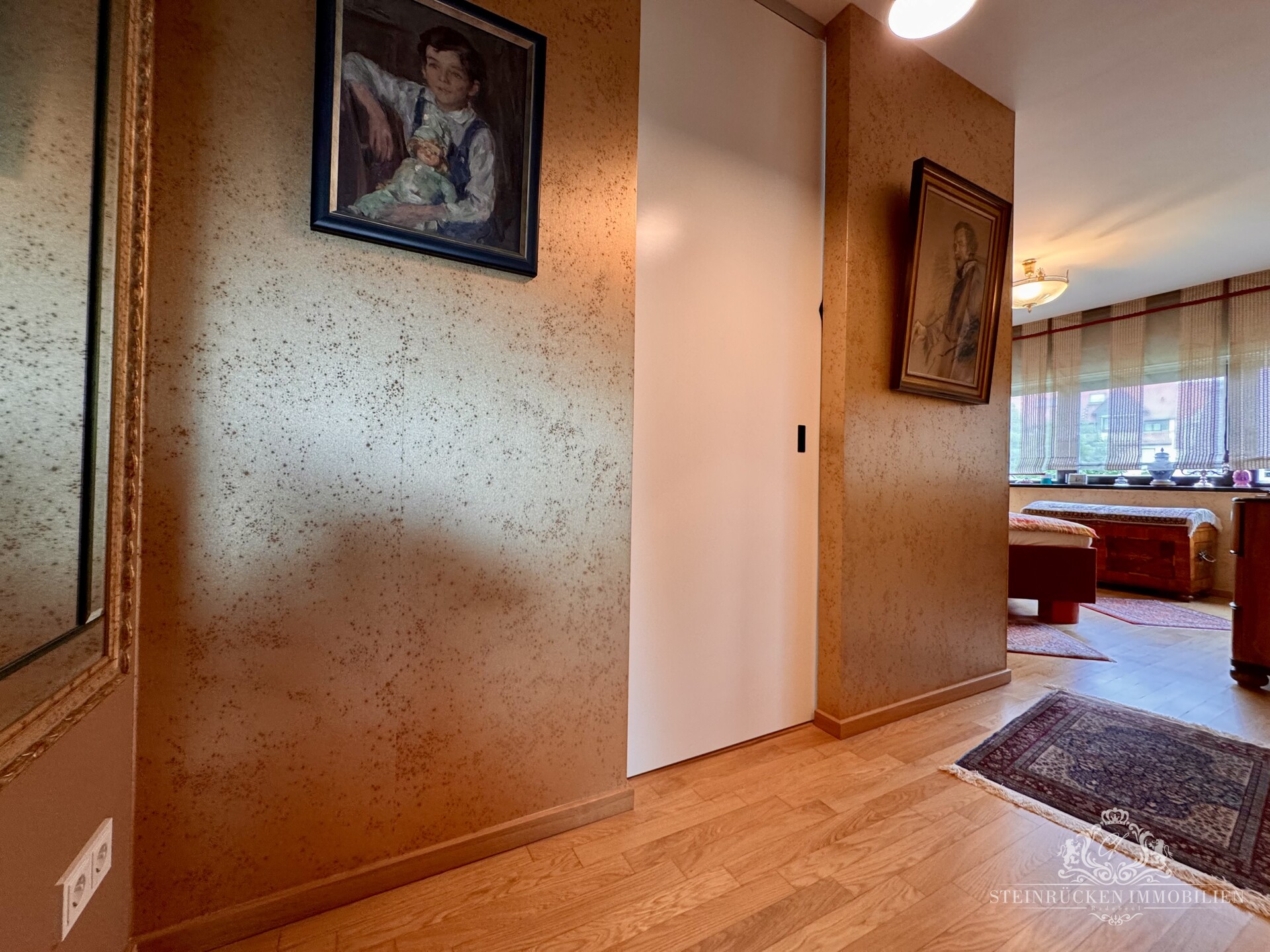 Flur mit Abgang Ankleide / Schlafzimmer / Wäschezimmer