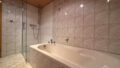 Badezimmer mit Wanne und Dusche