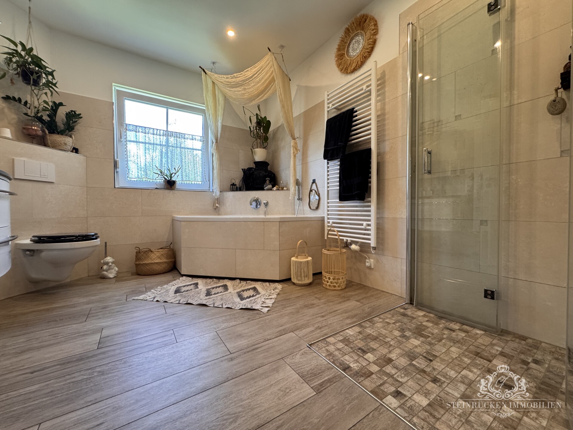 Badezimmer mit Badewanne