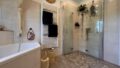Badezimmer mit Dusche