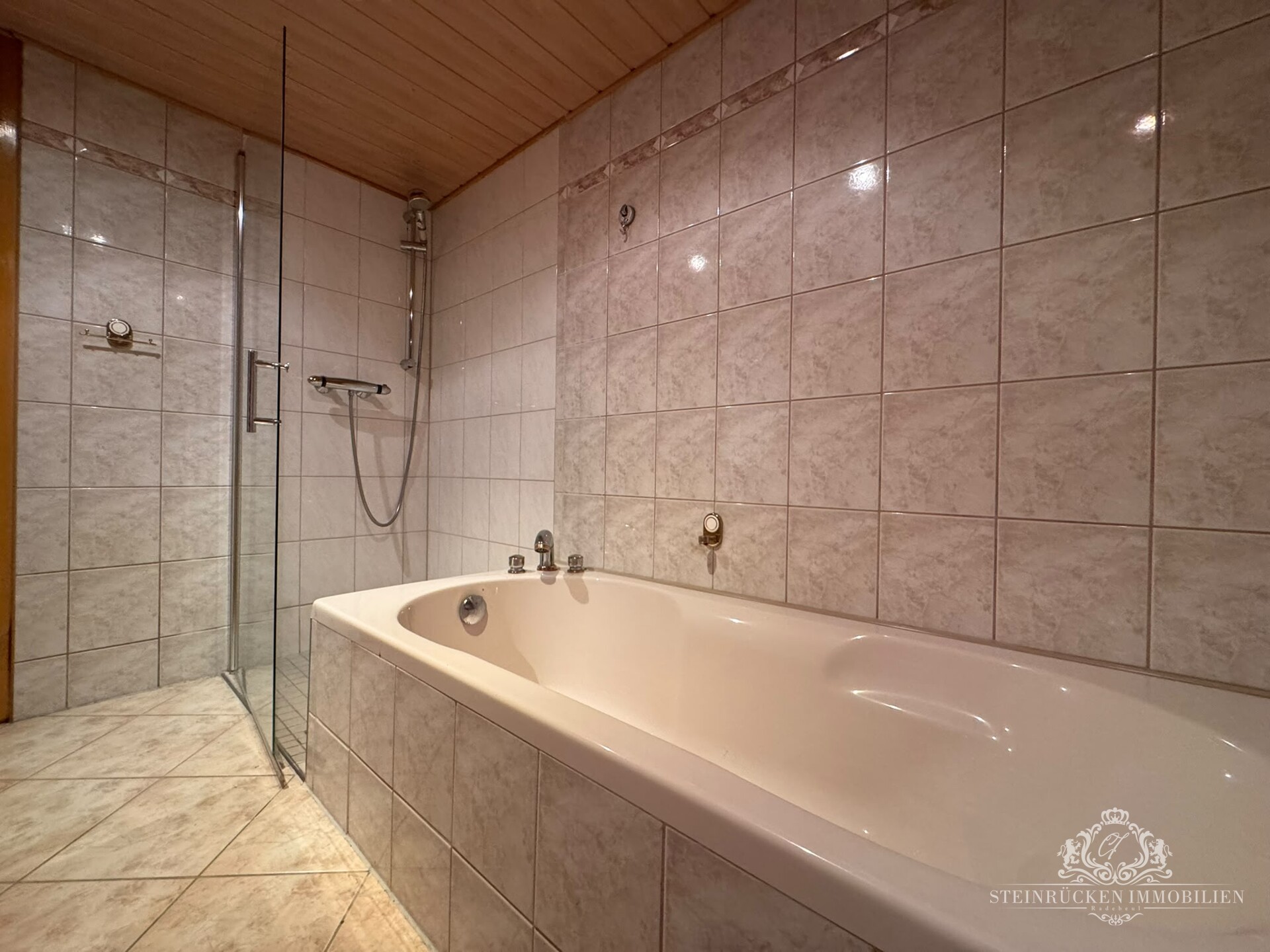 Badezimmer mit Wanne und Dusche