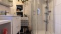 Gästebadezimmer mit Dusche