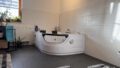 Badezimmer mit Whirlpool 