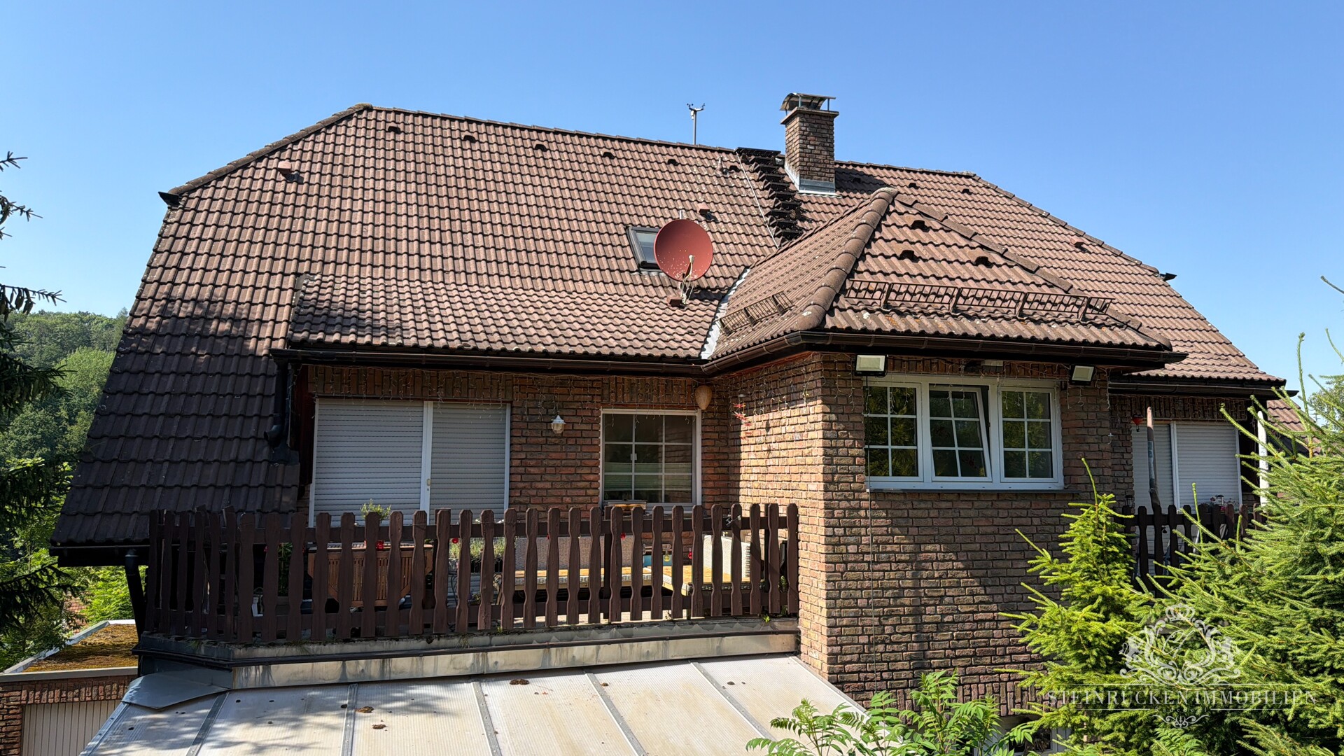 Klinkerbau mit Krüppelwalmdach