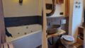 Bad mit Whirlpoolwanne EG