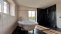 Badezimmer mit Badewanne und Dusche