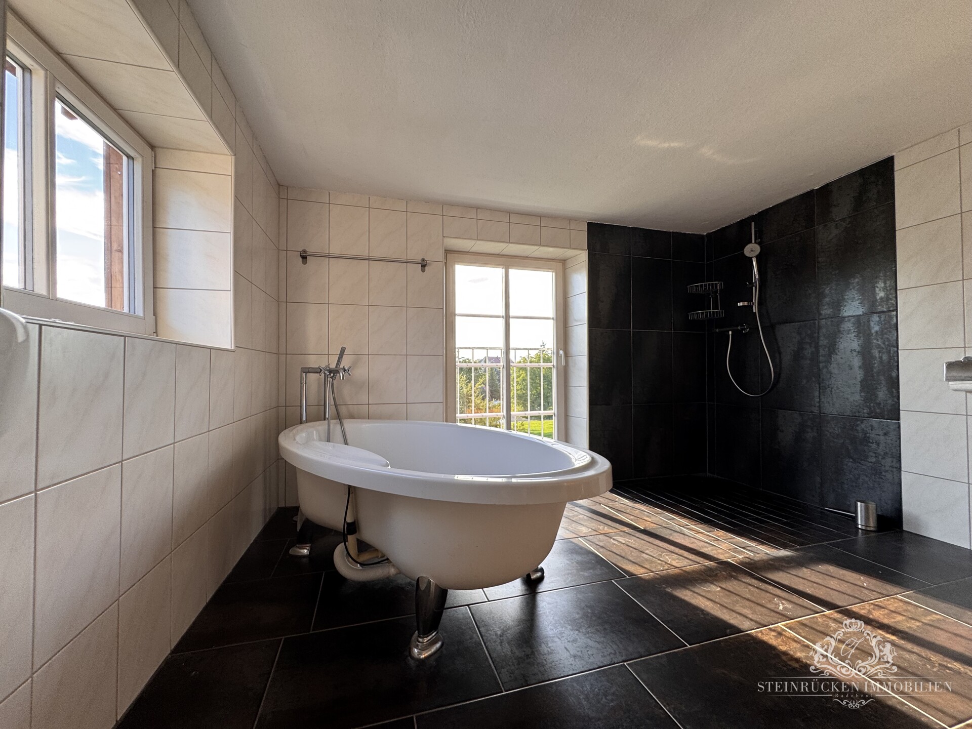 Badezimmer mit Badewanne und Dusche