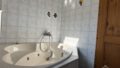 Badezimmer mit Wanne (DG)
