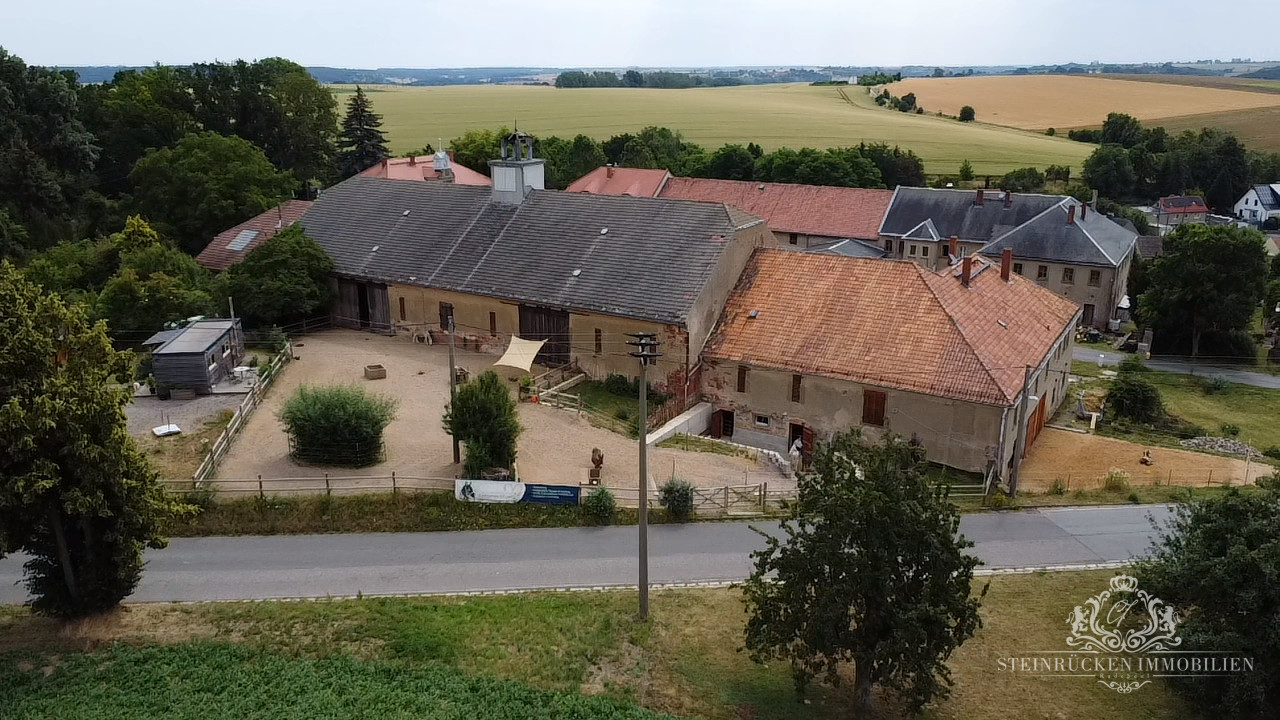 Hofansicht mit Tiny Haus