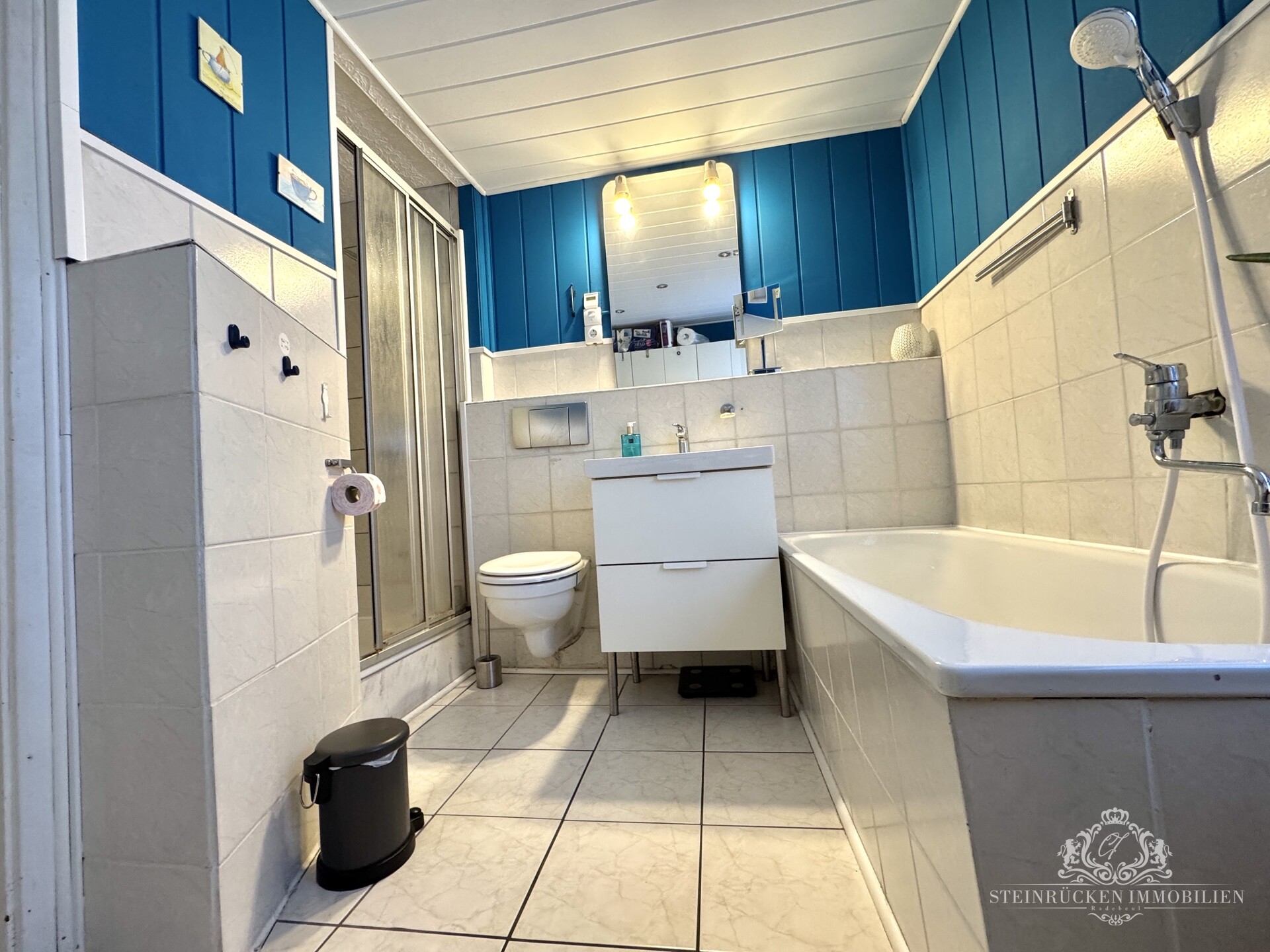 Badewanne und Dusche