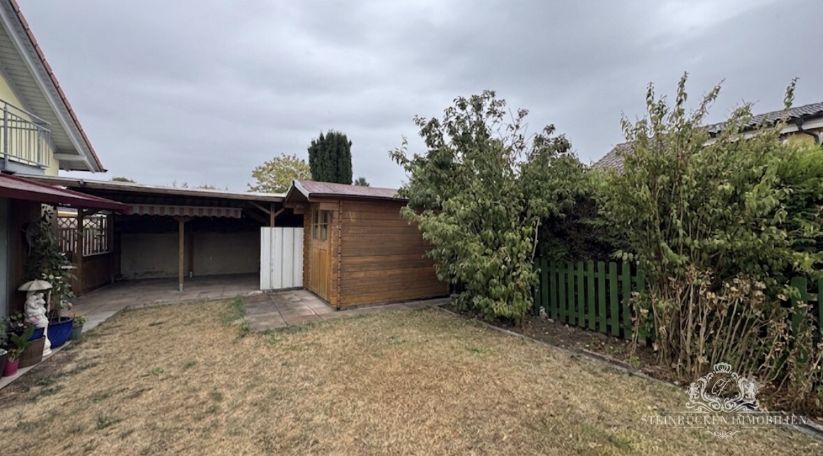 Carport und Gartenhaus