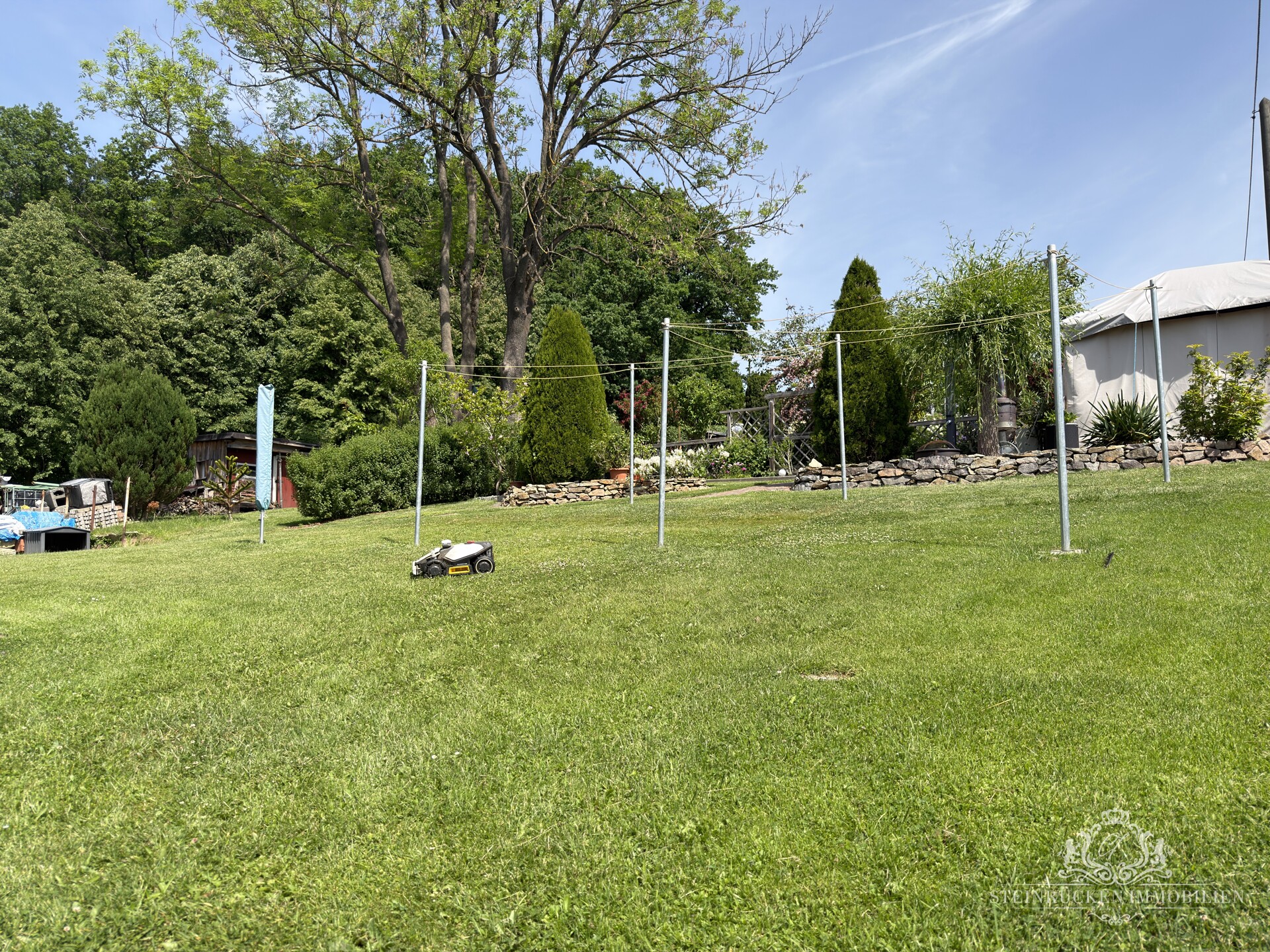 weitläufiger Garten