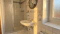 Badezimmer mit Dusche
